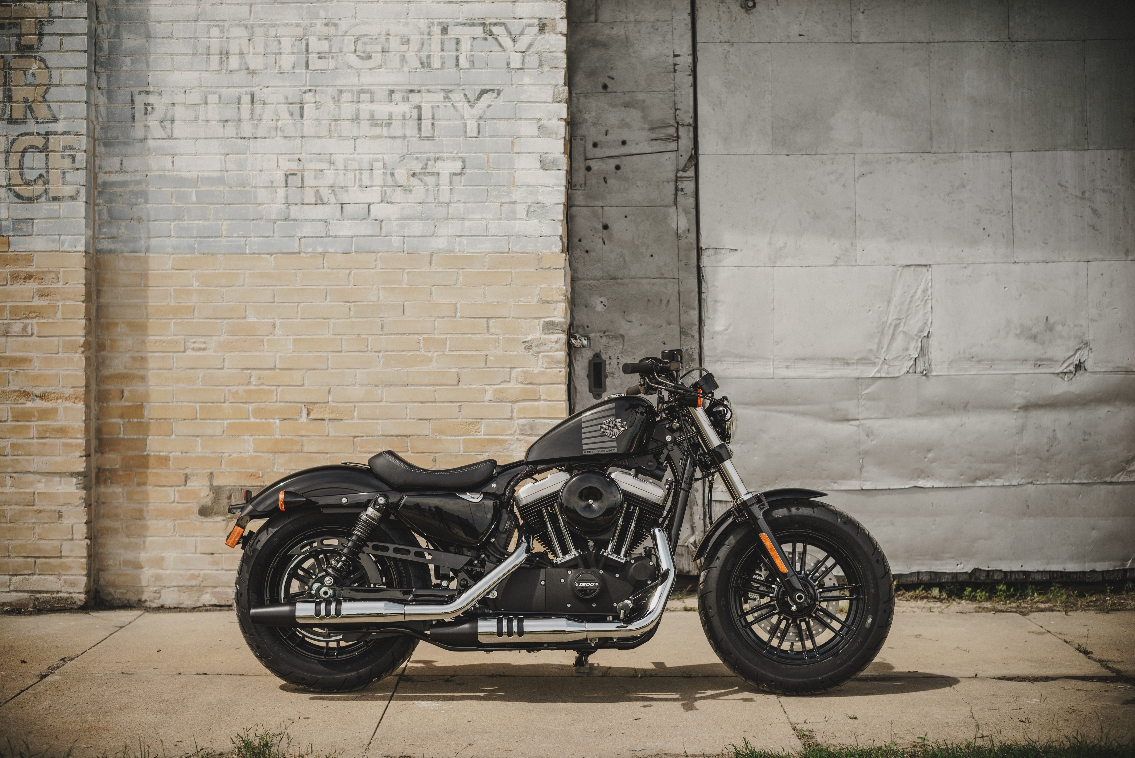 The 2016 Harley Davidson Forty-Eight Keeps You Off The Internet and Out Riding