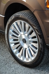 2015 Lincoln Navigator wheel