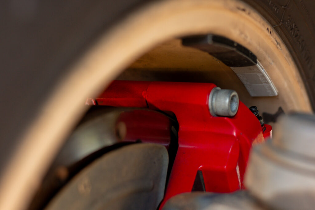 close up of clearance of Wilwood AERO6-DM brake kit