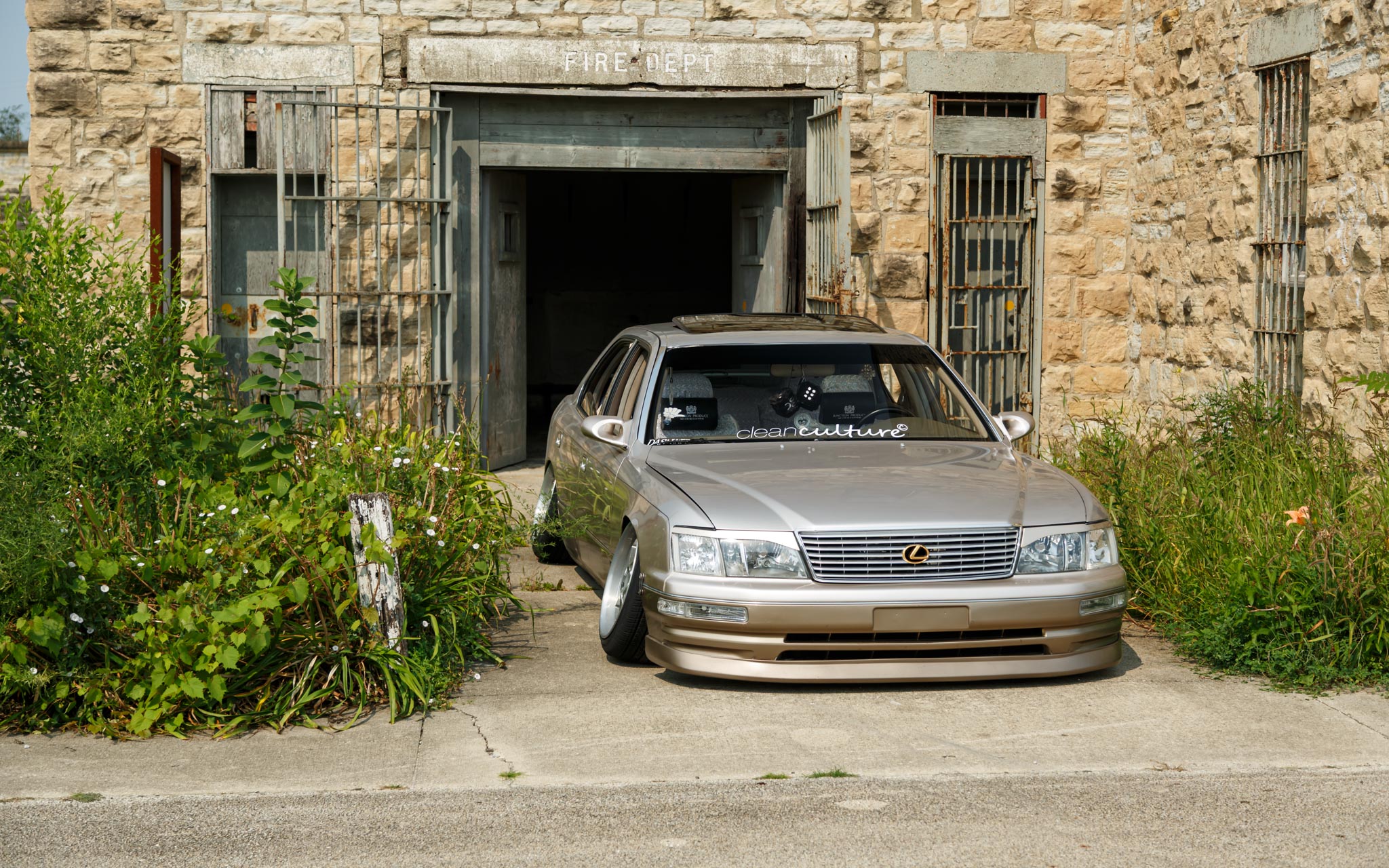 VIP slammed Lexus LS