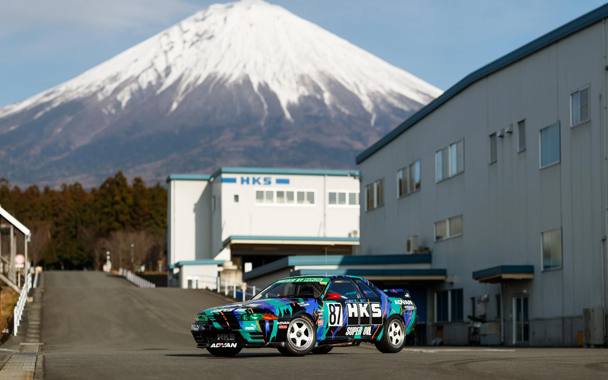 the iconic HKS Skyline R32