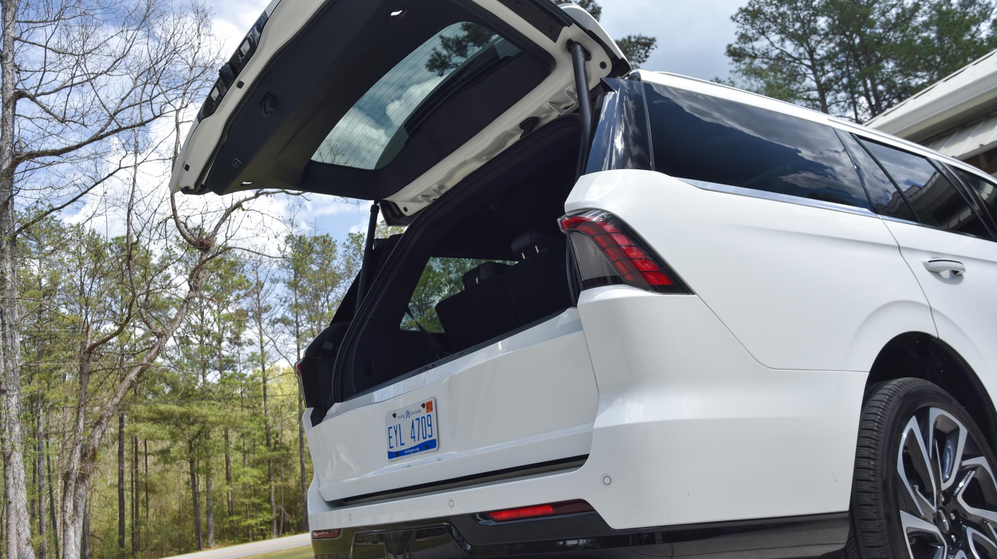 Navigator split tailgate liftgate