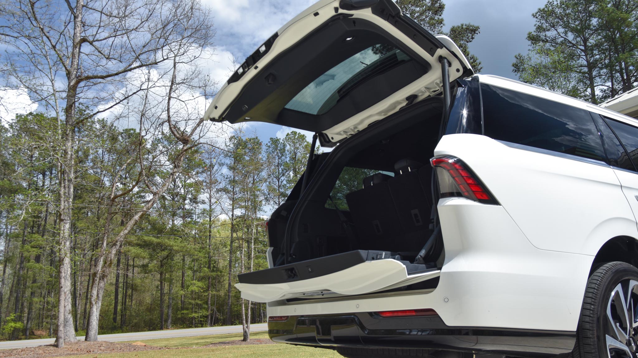 Navigator split tailgate liftgate