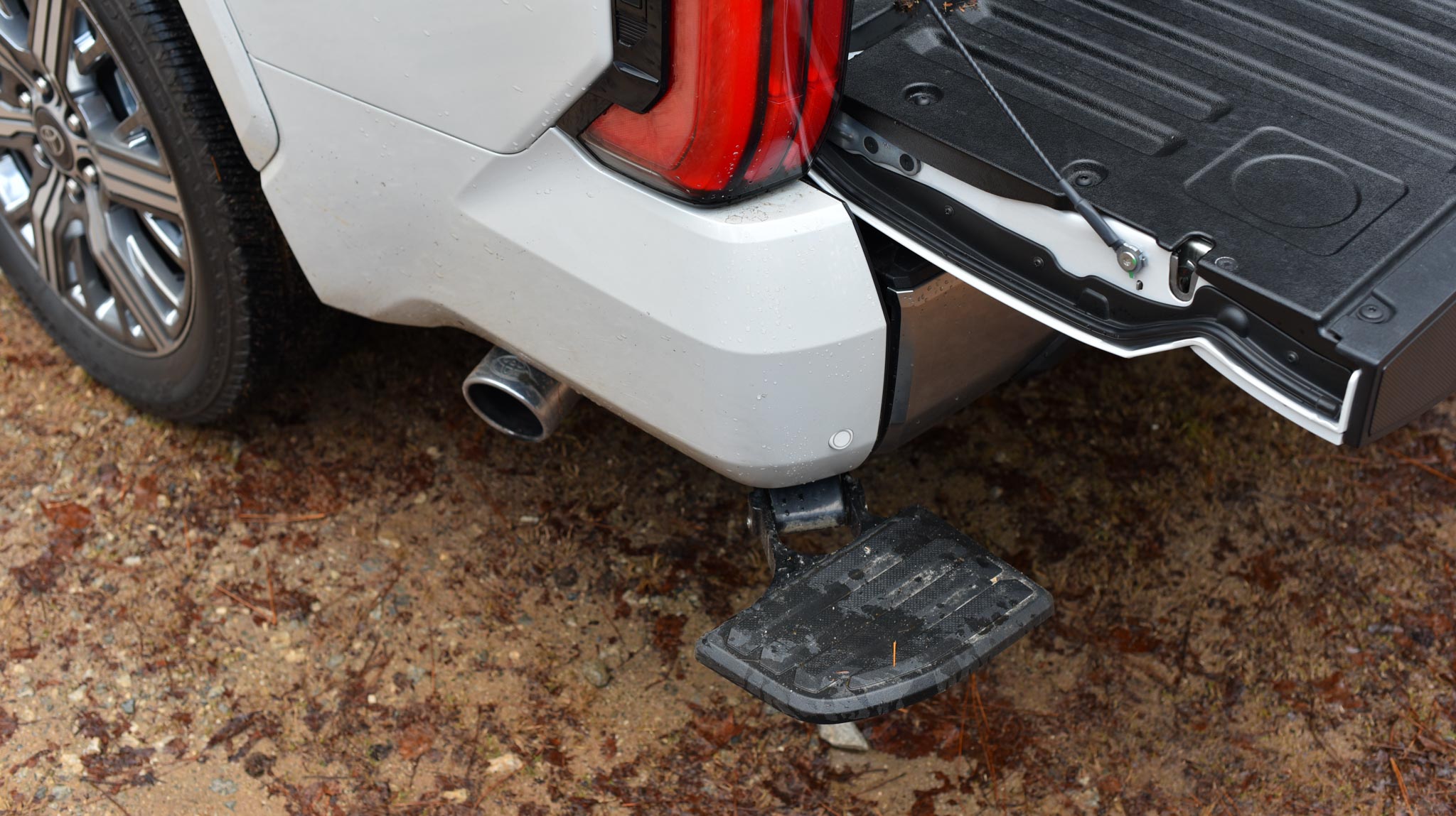 Tundra Capstone power bed step